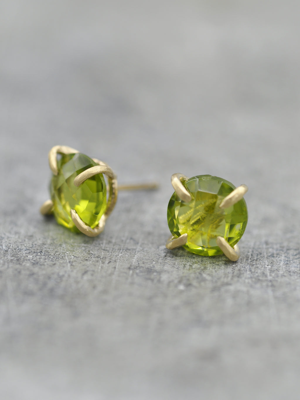 14K 8mm Peridot Claw Post