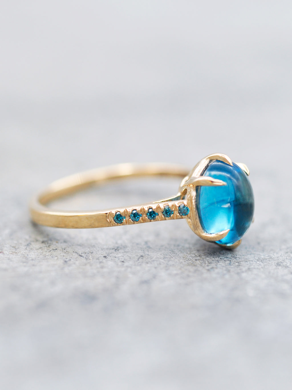 London Blue Topaz Cabochonn + Blue Diamond